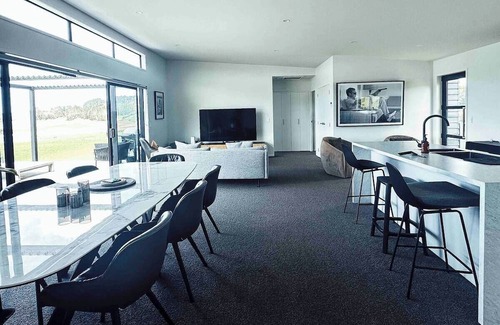 Tawharanui House | Omakana House, Omakana House - Sunrise Views, Spa & Scenic Deck