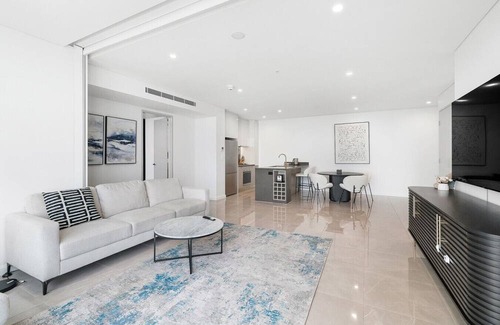 Surfers Paradise Apartment | 70 Stories Ocean View Apartment