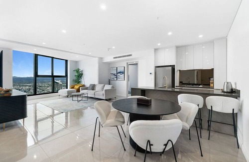 Surfers Paradise Apartment | 70 Stories Ocean View Apartment