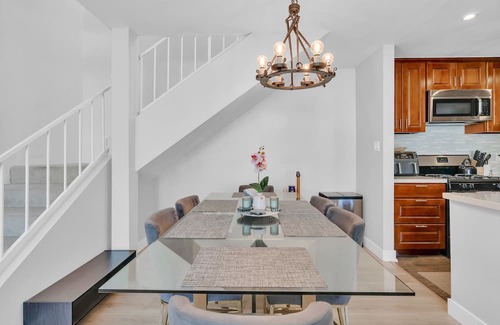 Tarzana Condo | High Ceilings 3BR with Loft-2 Baths Pool & Jacuzzi