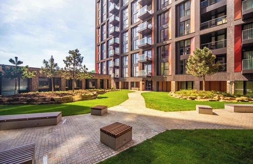 Nine Elms Apartment | Fifth floor Modern flat with balcony