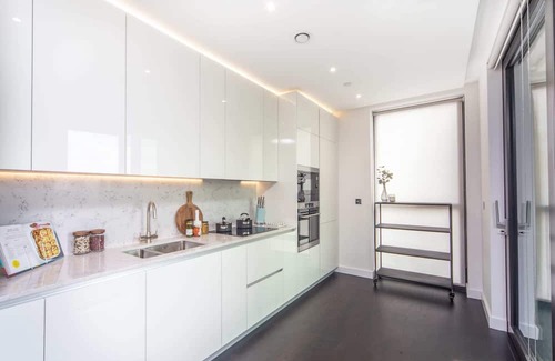 Nine Elms Apartment | Fifth floor Modern flat with balcony