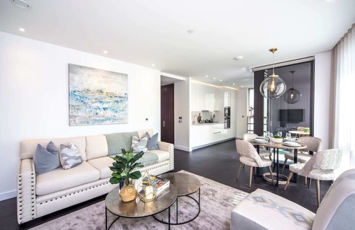 Nine Elms Apartment | Fifth floor Modern flat with balcony