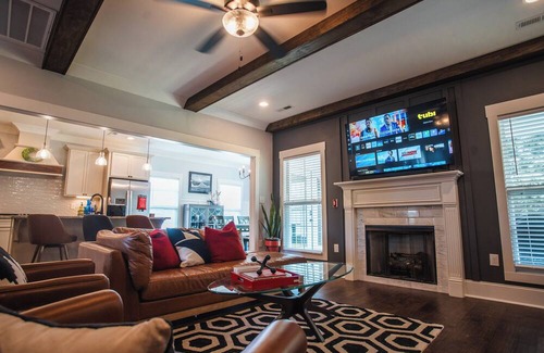 Normal House | Mountain View Retreat, Sleeps 10, Luxe 3BR+ Near Downtown HSV