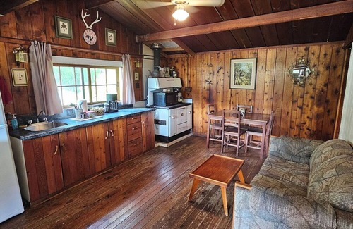 Kaslo Cabin | Bungalow Cabin at Paradise Hills