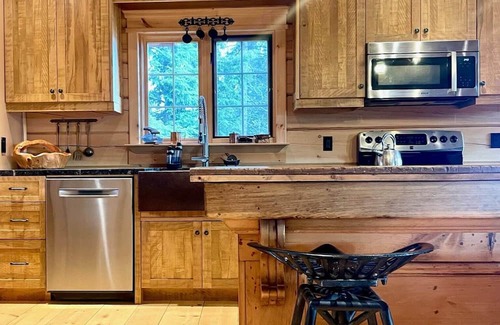 Magnetawan Cottage | One of a Kind Timber Framed Waterfront Escape w/Hot Tub!