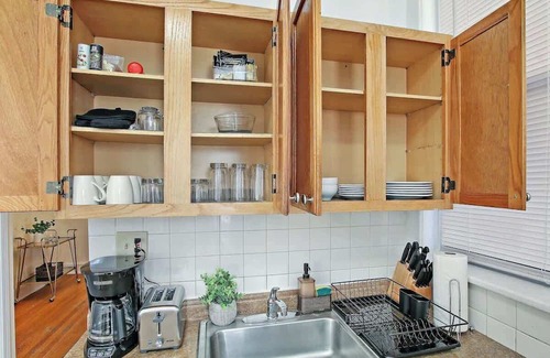 East Albany Park Apartment | Cozy & Inviting 2BR Apartment