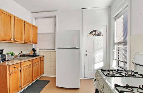 East Albany Park Apartment | Cozy & Inviting 2BR Apartment