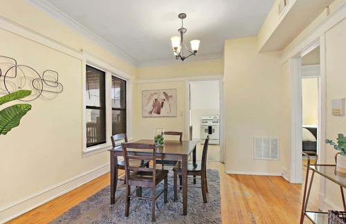East Albany Park Apartment | Cozy & Inviting 2BR Apartment
