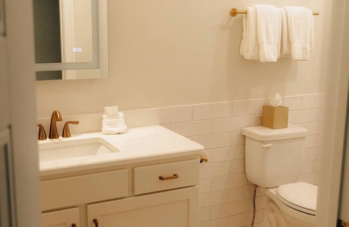 Elk Rapids Apartment | Guestroom - 1 King Su