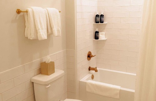 Elk Rapids Apartment | Guestroom - 1 King Su