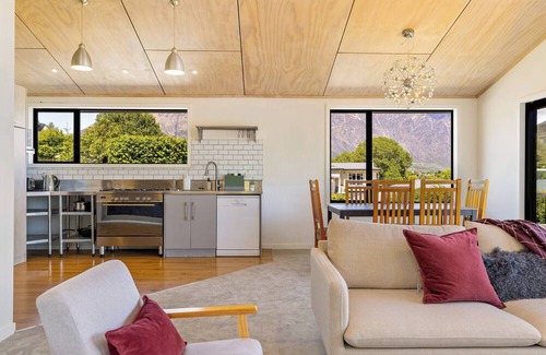 Frankton House | Luxury Away - The Lakeside - AC-Free Parking-BBQ