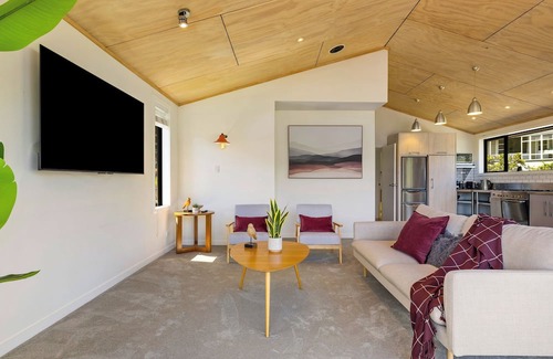 Frankton House | Luxury Away - The Lakeside - AC-Free Parking-BBQ
