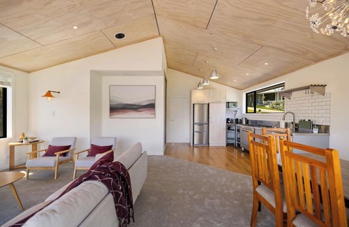 Frankton House | Luxury Away - The Lakeside - AC-Free Parking-BBQ