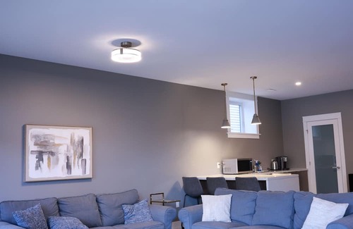 Bedford House | Spacious 6-bedroom bungalow with WiFi, AC in welcoming Bedford