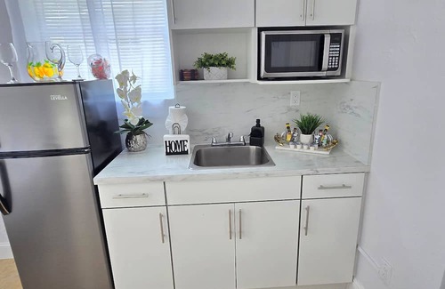 West Hollywood Apartment | Cozy Studio for 2 Near Hard Rock Casino & Guitar Hotel and Hard Rock Stadium