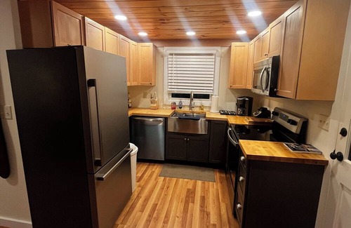 Tamassee House | LAKEHOUSE 2-bedroom with dock and outdoor dining in Tamassee