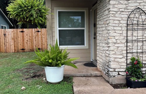 Anderson Mill House | Cozy 2BR Retreat with Home Gym and Desks in Safe NW Austin Near Parks
