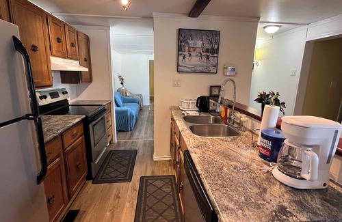 Hinton House | Cozy 2BR Mobile Home near Jasper NP | King Bed