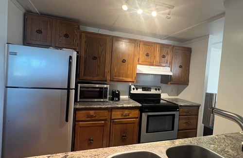 Hinton House | Cozy 2BR Mobile Home near Jasper NP | King Bed