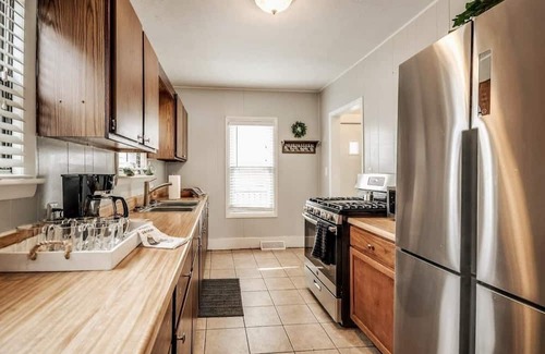 Pontiac House | NEW! Cozy 3BR Home | Perfect for Business + Family Stays
