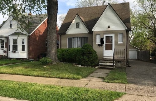 Pontiac House | NEW! Cozy 3BR Home | Perfect for Business + Family Stays