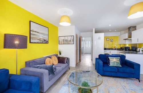 Slough House | Foxherne 6 Bed and 3 Bath Serviced House 20 with Parking - Slough