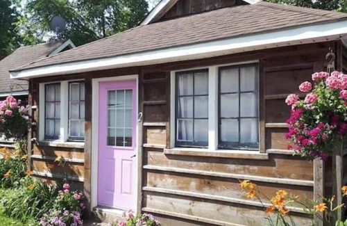 Grand Bend Cabin | Cozy Cabin #2, one block to beach