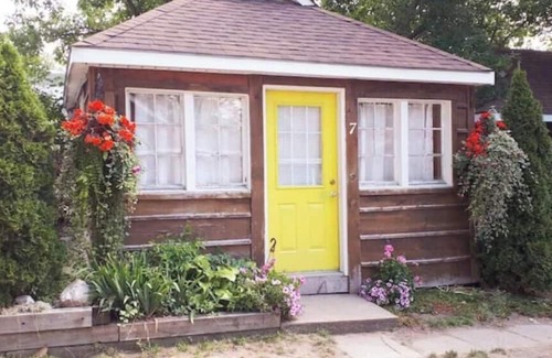 Grand Bend Cabin | Cozy Cabin #6, one block to beach