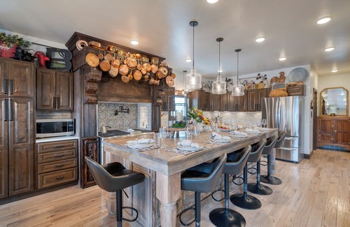 Elk Court Cabins House | Winterhaven Estate by AvantStay | Sleeps 19 Guests | Views, Firepit, Hot Tub