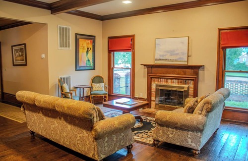 Clinton Cottage | The Violet Cottage - Downtown Clinton