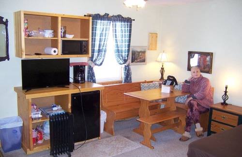 Otto RV Rental | Cozy Campground Cabin Cottage with WiFi and AC in charming Greybull