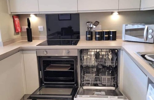Everton Apartment | Gorgeous GF Apt, Sleeps 6, Wi-Fi