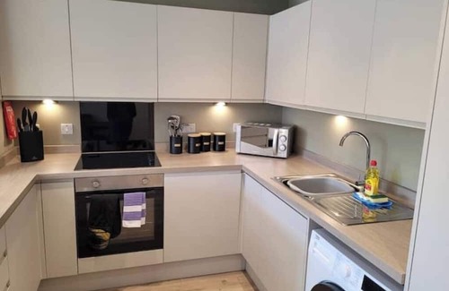 Everton Apartment | Gorgeous GF Apt, Sleeps 6, Wi-Fi