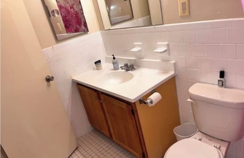 West Baltimore Apartment | Charming 1-bedroom apartment with WiFi, AC in superb Baltimore