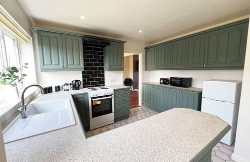 Yeovil House | Modern 3-Bed Home in Yeovil with Free Private Parking Wi-Fi & Garden