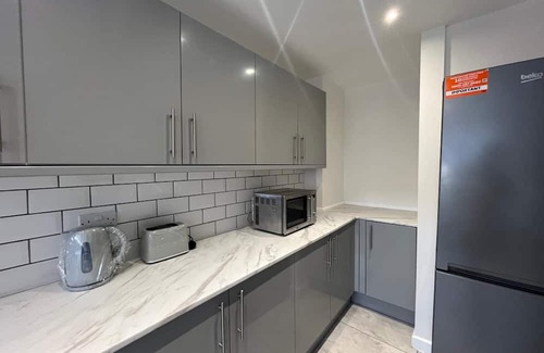 Selhurst House | Your perfect Croydon base- Newly renovated, Ultra convenient 2 bedroom house