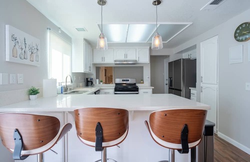 Lancaster House | Spacious 4-bedroom house with WiFi and AC in Lancaster