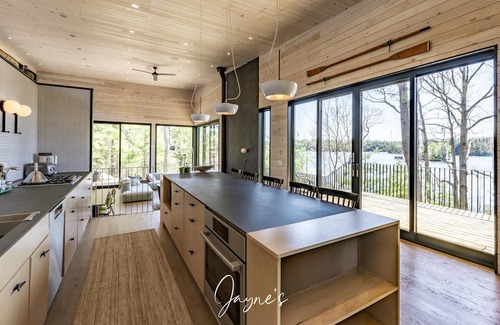 Seguin Cottage | 4 bed 4 bath cottage in prime location on Lake Joseph