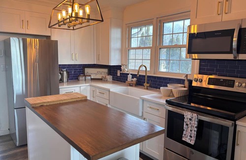 Leamington Cottage | Hidden Gem on the shores of Lake Erie! Only 5 Minutes from Point Pelee Park.