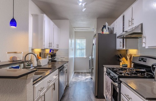 Franklin Park House | Spacious 1 Bd/1Br in Quiet Townhome near Downtown