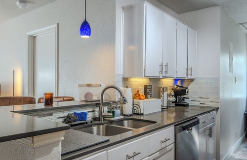 Franklin Park House | Spacious 1 Bd/1Br in Quiet Townhome near Downtown