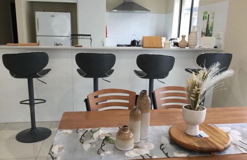 Adelaide House | Cozy Getaway retreat-5 bd 2 bath near beach and wineries