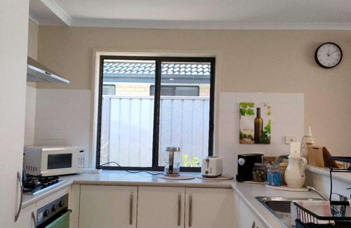 Adelaide House | Cozy Getaway retreat-5 bd 2 bath near beach and wineries
