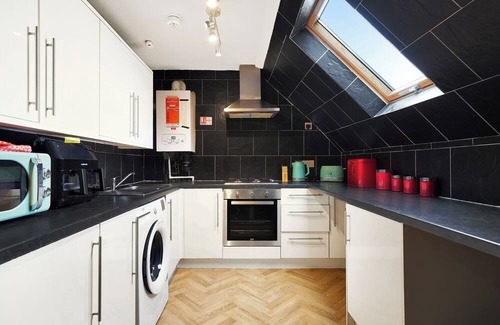 Spencers Wood Apartment | King Size beds, CCTV parking , Discounts
