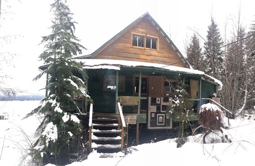 Lakelse Cabin | Cozy Semi-Off Grid waterfront Cottage with spacious property - Pet Friendly