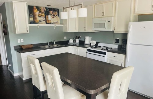 Elk Rapids Cottage | Charming 2-bedroom cottage with WiFi, AC in fabulous Elk Rapids