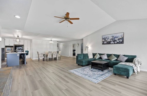 Discovery Bay House | 5 Star Rated Waterfront Oasis - Private boat dock