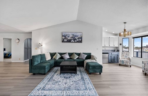 Discovery Bay House | 5 Star Rated Waterfront Oasis - Private boat dock