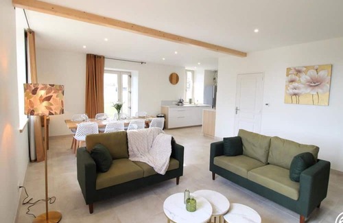 Jussac Cottage | Charming Cottage Near Volcano Park with WiFi and Garden